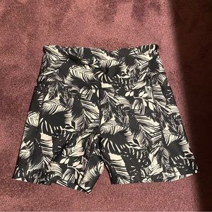 Old Navy Active Powersoft Black and White Bike Shorts Size XL with Pockets